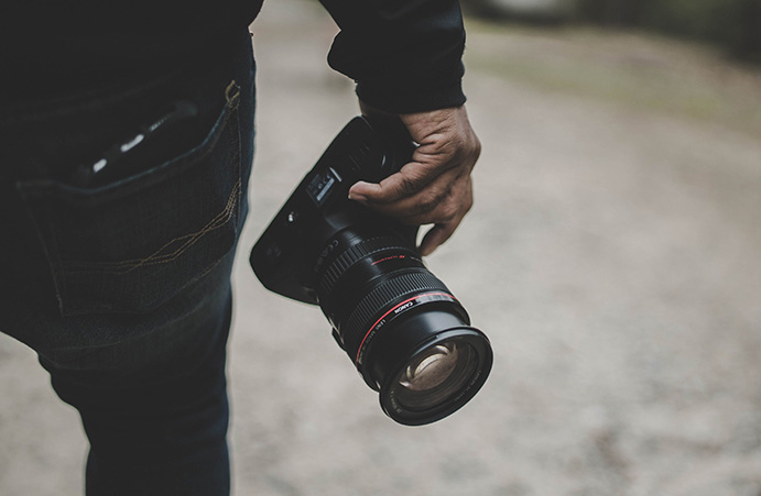 Fotograaf met camera in zijn hand