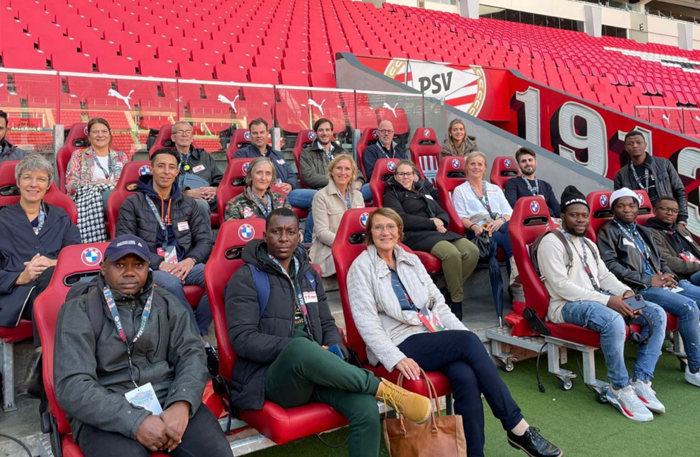 Huiskamer werd in het zonnetje gezet en verrast met een cheque