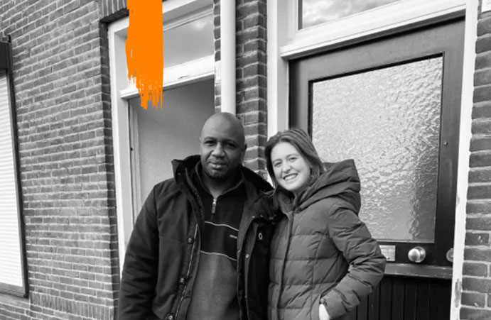 Mamadou samen met Amelie voor zijn nieuwe woning